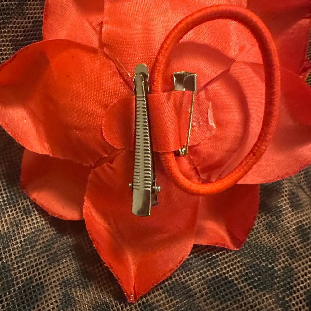 Red rose hair accessory - Picture 2 of 3